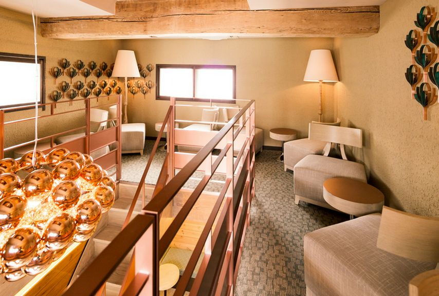 漆喰の壁が残る、大正時代建造の部屋ですごす優雅な時間