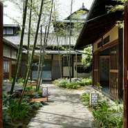 大正14年に建てられたリノベーションされた邸宅は、京阪本線祇園四条駅から歩いて13分、重要伝統的建造物群保存地区にあります。この歴史ある建物では、お茶の淹れ方を学べるセミナーが定期開催されています。