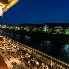 鴨川沿い最大の川床で…