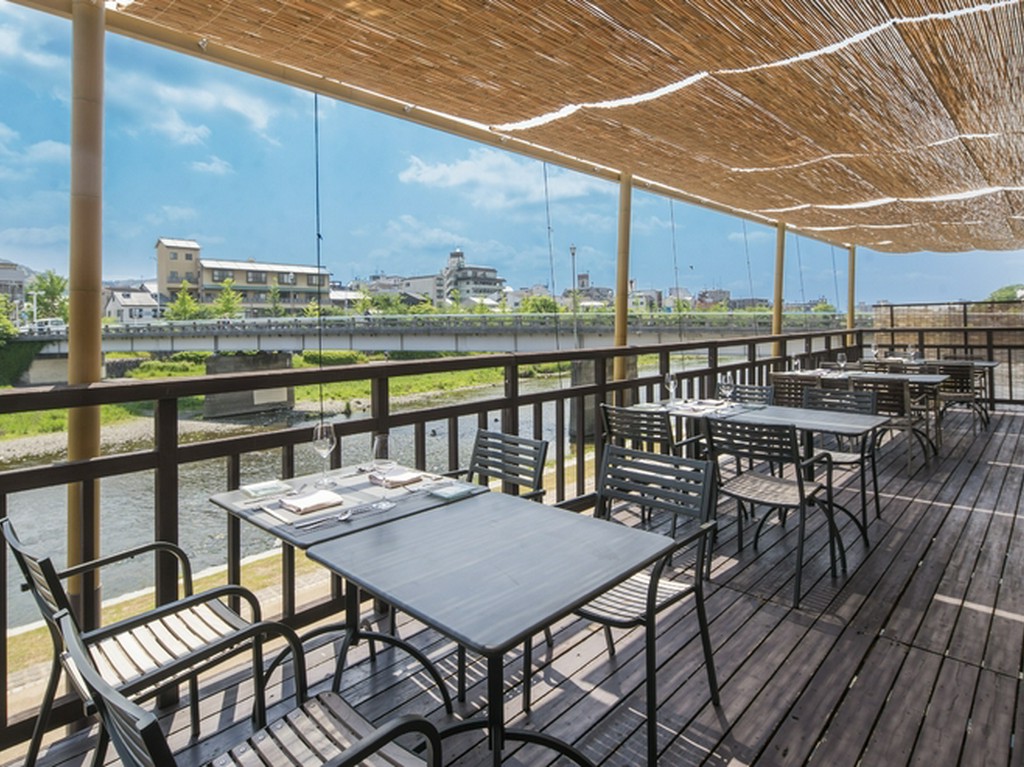 日よけのすだれで昼床も快適