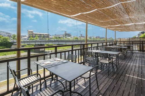 日よけのすだれで昼床も快適