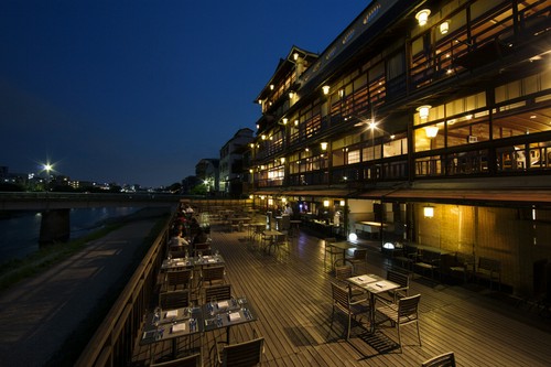 川床ディナーをお楽しみいただけるのは5月1日～9月30日のみ！