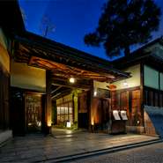 京阪本線祇園四条駅から徒歩13分、重要伝統的建造物群保存地区にある荘厳なつくりの門構えが目印。約700坪の敷地内に建つ、1925年建造の邸宅をリノベーションした建物は、優雅な時を過ごすのに最適です。