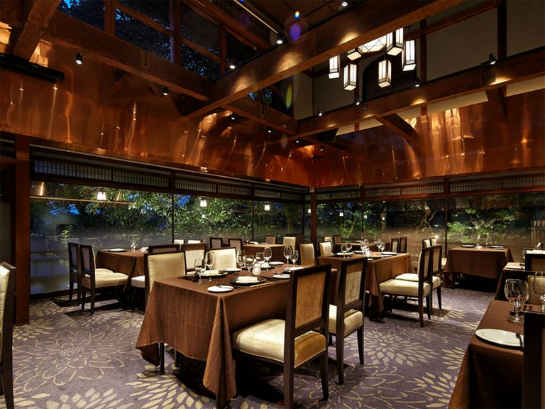 銅(あかがね)色から青銅色に変わる銅をモチーフにした館内