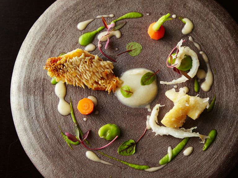 カリッと仕上げた魚と美味野菜のハーモニー『甘鯛のうろこ焼き（クリスティアン）』