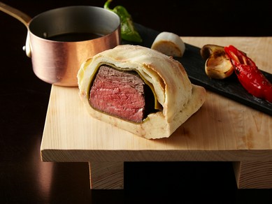 昆布と塩のスパイスが決め手『牛フィレの塩パイ包み焼き』
