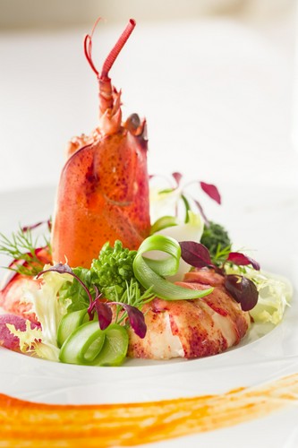 香り豊かな「オマール海老のココットロースト」