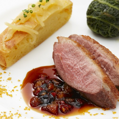 赤ワインとの相性は抜群「鴨胸肉のロースト　シトラスの香りで」