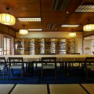 畳の匂いに癒されるお座敷には、洋式スタイルの椅子とテーブルが用意されています。足元を気にせずくつろげるので、年配の方でも利用しやすいと好評。同窓会や三世代揃っての会食にいかがでしょうか。