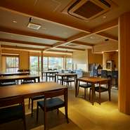 嵐山の景色を眺めながら、日頃の疲れを癒しせるとっておきの一軒。料理のみならず、季節ごとに室内のしつらえにも気配りが感じられ、とてもくつろいだ気分で過ごすことができます。