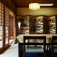 格式を感じさせる室内は、新たな出会いを祝う歓迎会や別れを惜しむ送迎会にも最適。贅と粋を凝らした料理が揃った『夜会席』や『おまかせ料理』に、歓送迎会も盛り上がりそうです。