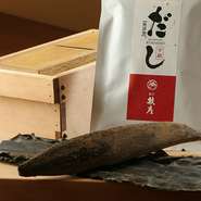 こだわりの水（軟水）と2種のカツオ節と昆布を配合した熊彦特製のお出汁。
ご家庭でも熊彦の味をお楽しみ頂けます。