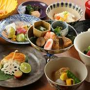 京料理の神と称された創業者の心そのままに、流麗な一皿を紡ぎ出す。食材の持ち味を活かした、風味豊かな逸品を存分に…。