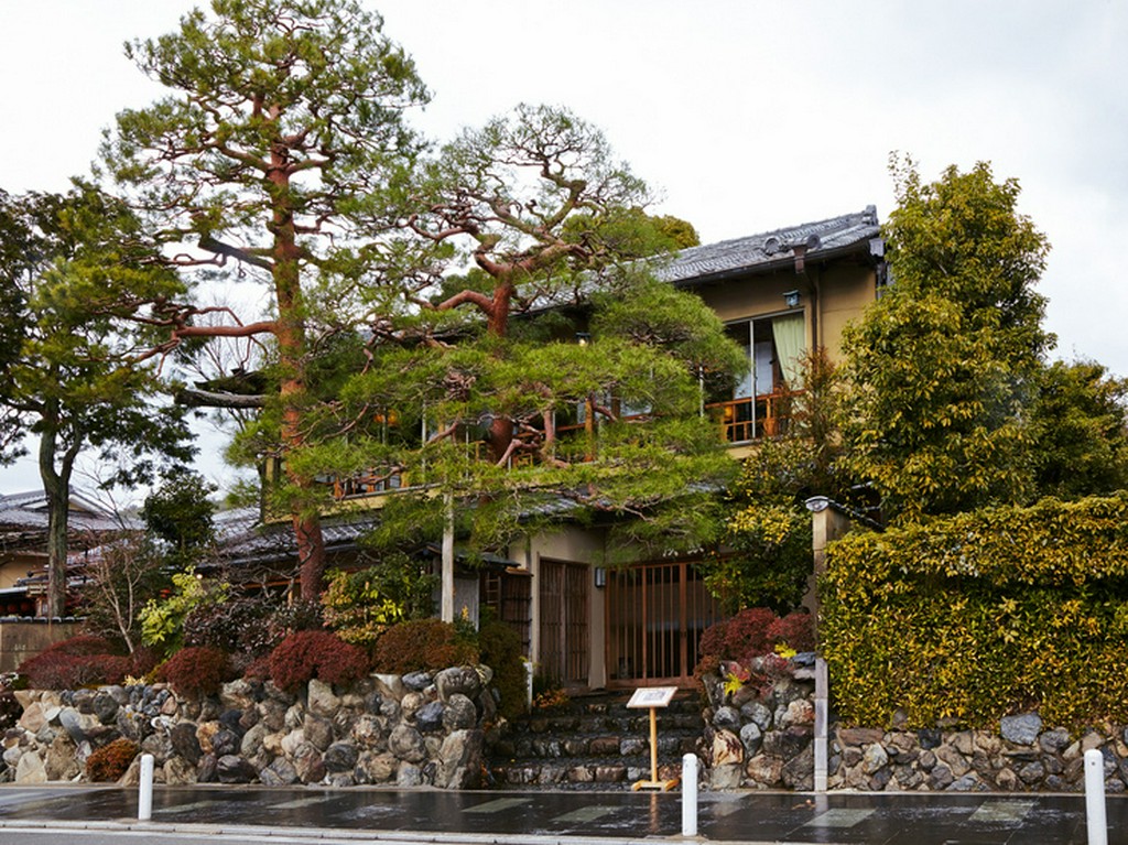 目の前に広がる嵐山と保津川の景観を楽しめる食事処