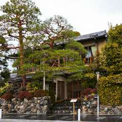 目の前に広がる嵐山と保津川の景観を楽しめる食事処