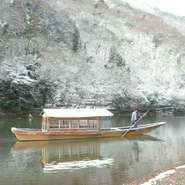 ※税サ込価格です。
※4歳以上～小学生までのお子様は和風弁当のご用意になります。
※当日や前日のご予約をご希望される場合には、お電話にてお問合せ下さい。
※大雨・増水・強風等で遊覧船が欠航になった場合の船代金は返金いたします。
※大人2名様から遊覧船を貸切でご利用頂けます。

※《12/7～》大人5,000円、お子様(和風弁当)3,500円