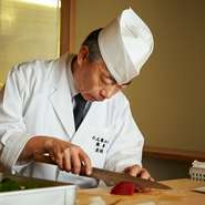 料理はつくり手と食べ手の相乗効果と心得ていますので、極力お客様の志向を踏まえたサービスを。用途により、お客様の欲しているものを料理の中で再現するよう心掛けています。
