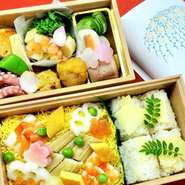 筍や菜の花、花見ちらしなどをお入れした目でも楽しんでいただける春らしい二段弁当です。
是非この機会にご賞味くださいませ。