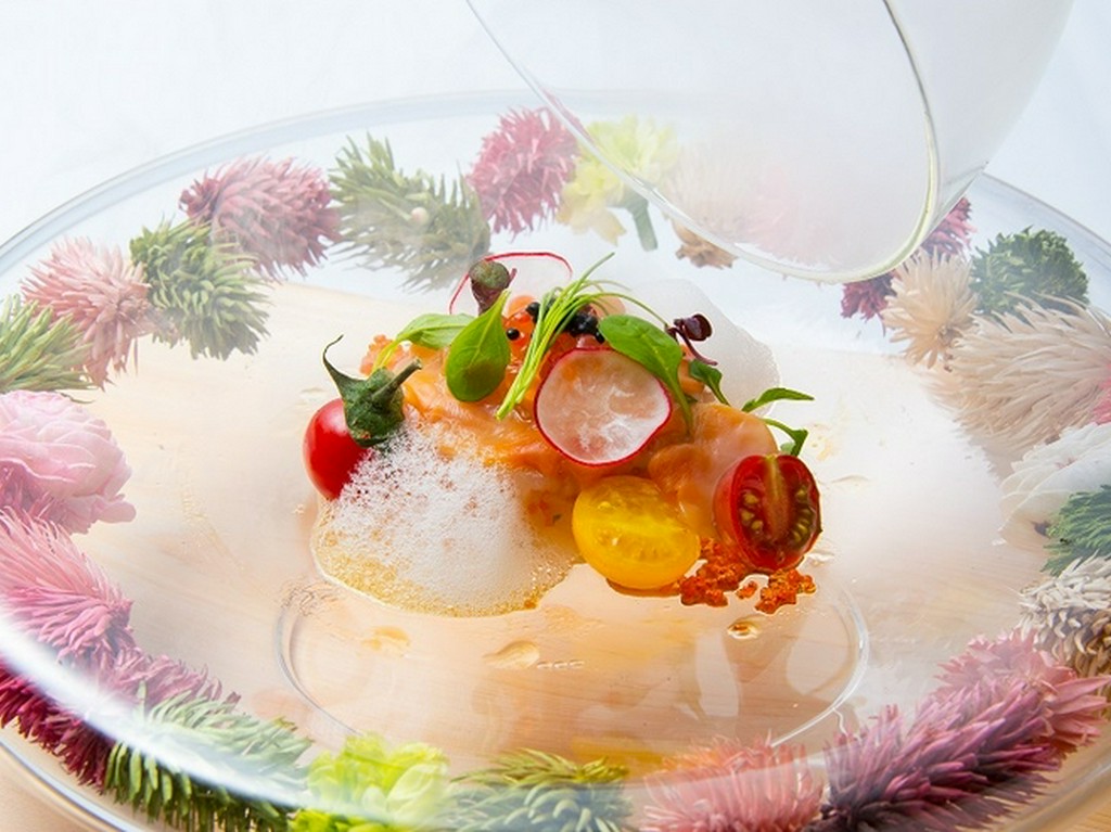 『燻製　宮城県産帆立　葉わさび　赤貝のベーコン　キャビアのカプセル　フルーツトマトのエアー』