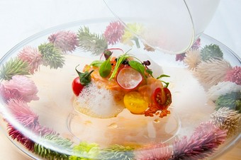 『燻製　宮城県産帆立　葉わさび　赤貝のベーコン　キャビアのカプセル　フルーツトマトのエアー』