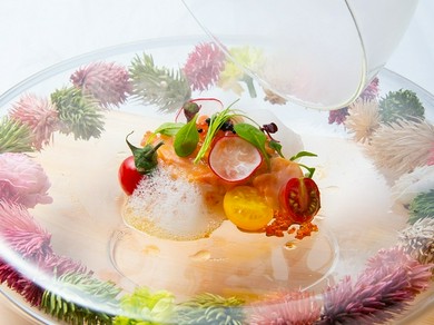 『燻製　宮城県産帆立　葉わさび　赤貝のベーコン　キャビアのカプセル　フルーツトマトのエアー』