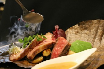 熟成黒毛和牛（いわて門崎丑牧場）低温調理　津軽りんご醤油のエスプーマ