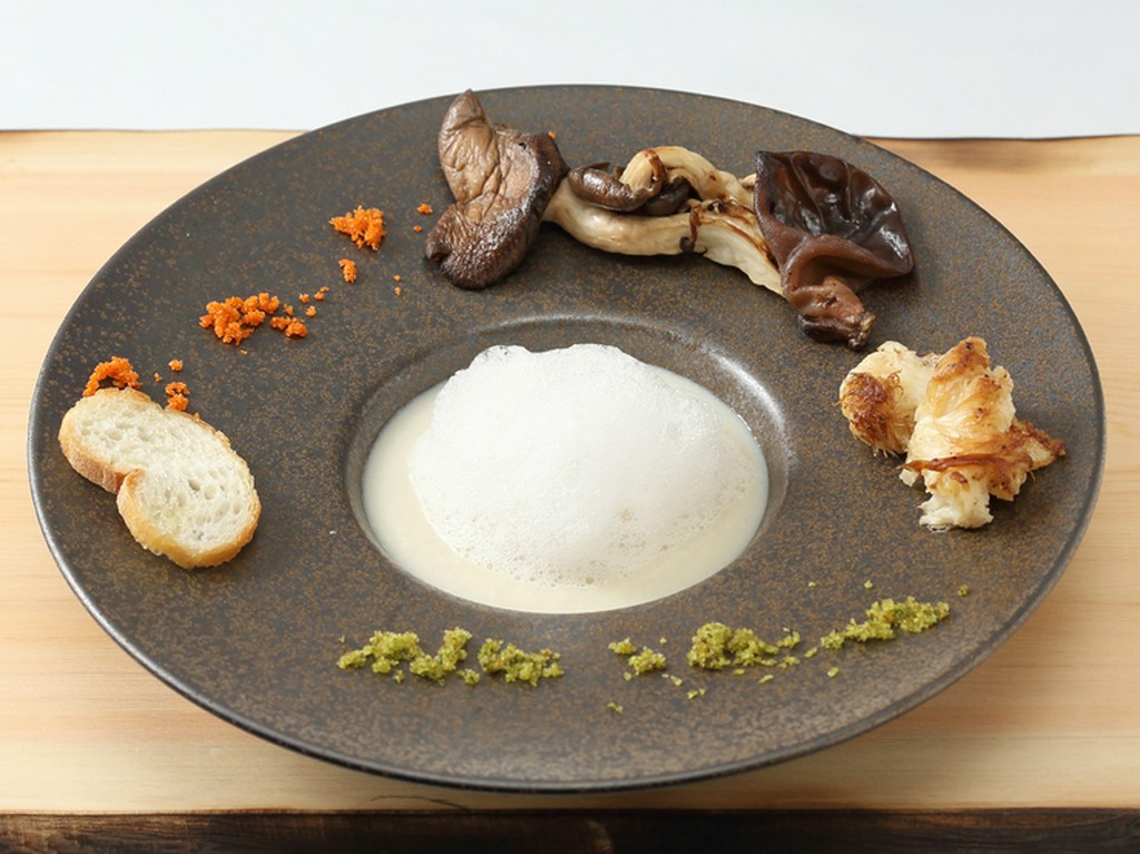 スープ　聖護院かぶのポタージュ　信州産キノコのポワレ　トリュフのエアー