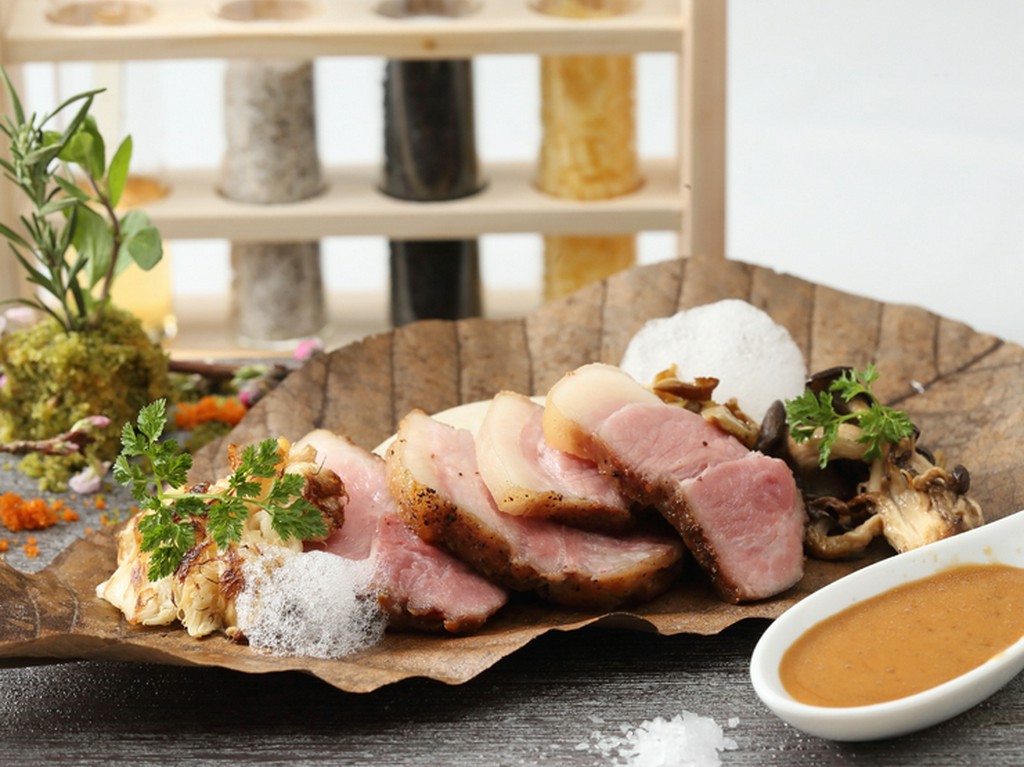 『オメガ3　フランス産BBCポーク炭火焼　フランス伝統カフェドパリバター　津軽リンゴ醤油のエスプーマ』