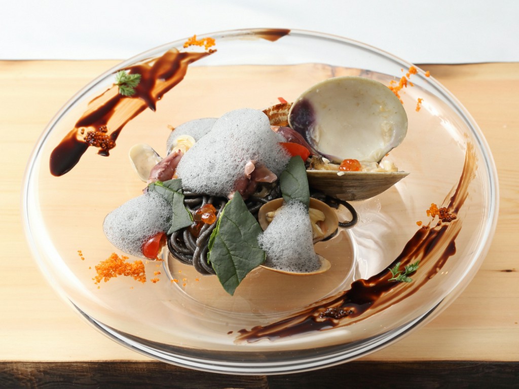 パスタ　イカスミを練り込んだはまぐりとホタルイカのスパゲッティ　フルーツトマトとイカスミのエアー