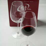 職人の手により手作りされるワイングラス「樹」
潰れたような形で奇跡のグラスとも呼ばれ、口をつける場所で味わいが変わる。
味わいはもちろんだが、見た目にも美しく赤、白問わずワインを愉しめる万能グラス。

他にも斜めに傾いたグラスなど見るだけでも愉しめる。


