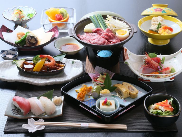 多彩な味わいがつまったコース料理。にぎやかに盛り上がる宴の会