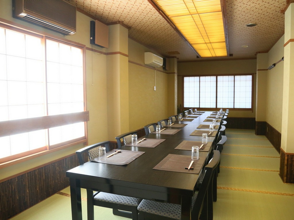 広々とした宴会場で、思い出深い一日が過ごせる