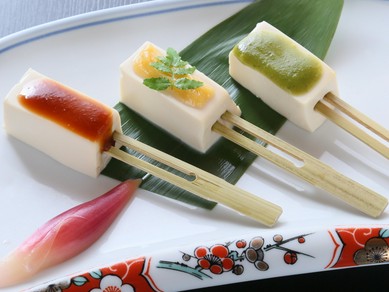 目でも愉しめる美しい料理の数々。女性同士の集まりにおすすめ