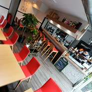 本場のピッツェリアのようなおしゃれな店内では、ピッツァが焼き上がるまでの様子を間近に見ることができ、ライブ感を楽しめます。ピッツァを焼いている姿に、お子様はもちろん、大人も興味津々。