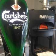 ピッツァには、ワインもよいですが、やはりビールがおすすめ。フルーティーな香り、軽い飲み口の『カールスバーグ』が、焼き立てのピッツァによく合います。飲みやすいので女性にも人気です。