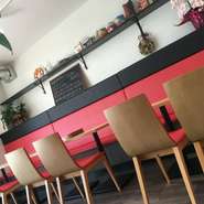 目の前でつくられるピッツァに、お子様たちも大喜び。生地を広げて材料をのせ、焼き上がるまでじっくり見ているお子様も多いそうです。明るくて開放的な雰囲気のピッツェリアは、ファミリーでの食事に最適。