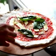 生地に使われる小麦粉やチーズなど、材料は全てイタリア産。本場ナポリで使われているものにこだわり、本格的なナポリピッツァへと仕上げられます。ピッツァ専門店ならではのチーズの品揃えも必見です。