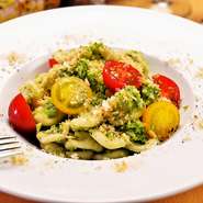 耳たぶ型のショートパスタ。仕上げにカリカリのパン粉（モリーカ）を振りかけて。