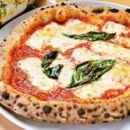 トマトソースの赤、モッツァレラチーズの白、バジルの緑が鮮やかな、イタリア国旗を彷彿とさせるナポリピッツァ。店内の薪窯で高温で焼き上げられる、外はカリカリ、中はもっちりとした生地がたまりません。