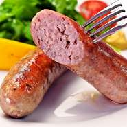 数種類のハーブとスパイスが練り込まれており、香草の香りが効いたイタリアンソーセージ。パリッと焼けた食感、荒挽き肉のジューシーな味わいがビールによく合います。