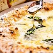 7種類のチーズを使ったピッツァ専門店ならではの贅沢ピッツァ。チーズは全てイタリア産で、珍しいチーズも使われています。小麦の香りとチーズの香りが複雑に絡み合う絶品。お好みで蜂蜜をかけてどうぞ。