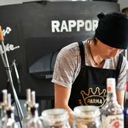 まだオープンから間もないのですが、リピーターのお客様も増えていて嬉しい限り。馴染みの方にはさりげない一言を添えてお迎えし、テイクアウトを電話で受ける時には、お名前を覚えるように心掛けています。