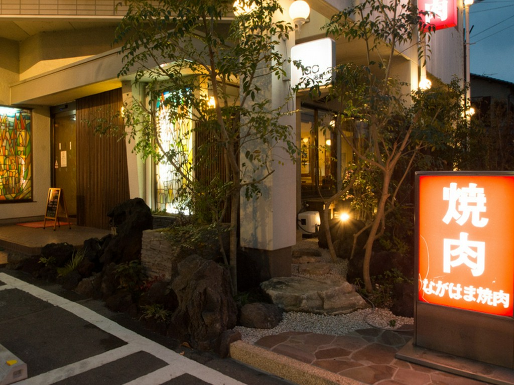 駅から徒歩15分。きれいにライトアップされた幻想的な外観