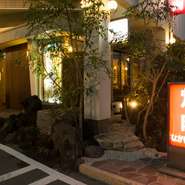 夜は玄関まわりや庭がライトアップされており、広い窓からきれいな景色を眺めながら食事を楽しめます。特に玄関脇のステンドグラスが幻想的。入店前から、食への期待も高まります。
