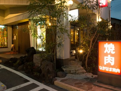 駅から徒歩15分。きれいにライトアップされた幻想的な外観