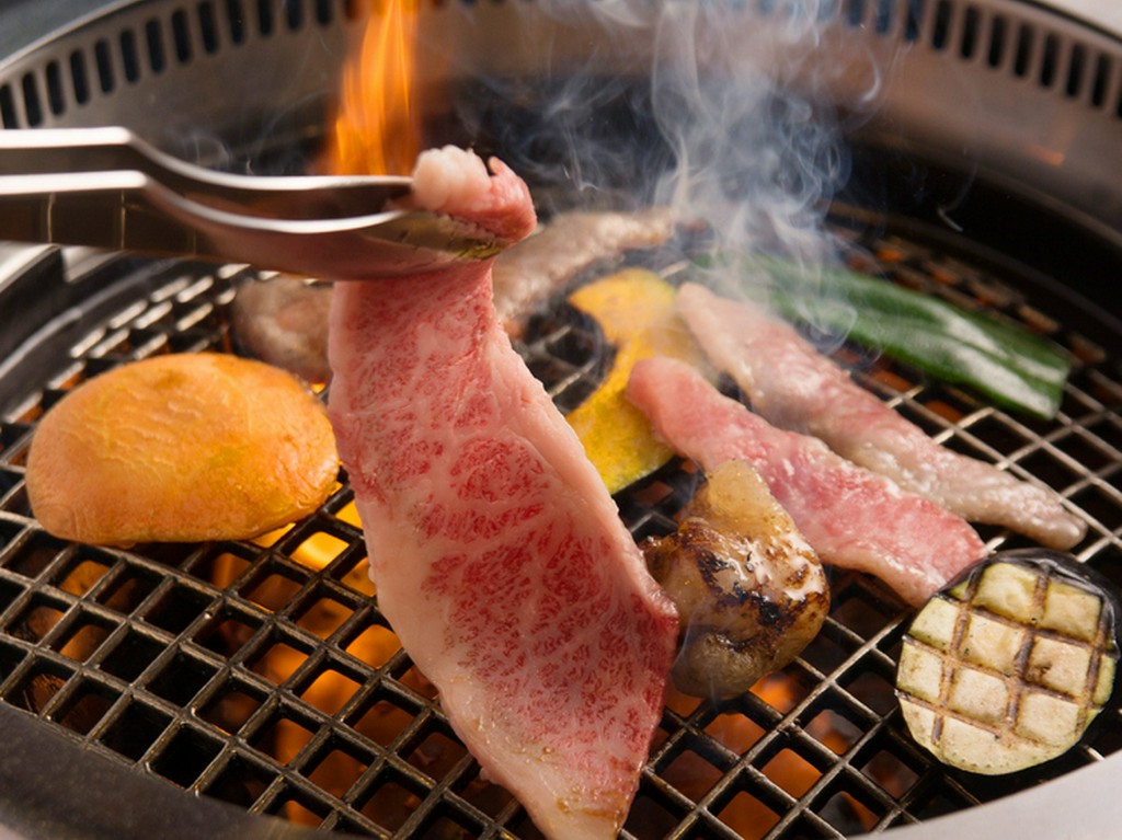 みんなで美味しいお肉を焼きながら、会話も弾む一家団欒