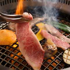みんなで美味しいお肉を焼きながら、会話も弾む一家団欒