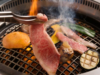 みんなで美味しいお肉を焼きながら、会話も弾む一家団欒