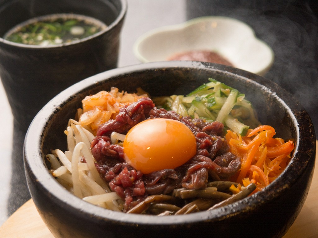 野菜がたっぷり入ったヘルシーな『石焼ユッケビビンバ』