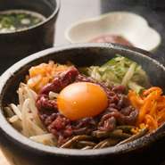 肉はもちろん、野菜にもこだわりあり。料理には、自家農園で栽培された野菜がメインで使われています。『石焼ユッケビビンバ』には、それぞれ違う味付けをした7種の野菜をトッピング。ご飯も契約農家の受賞米です。